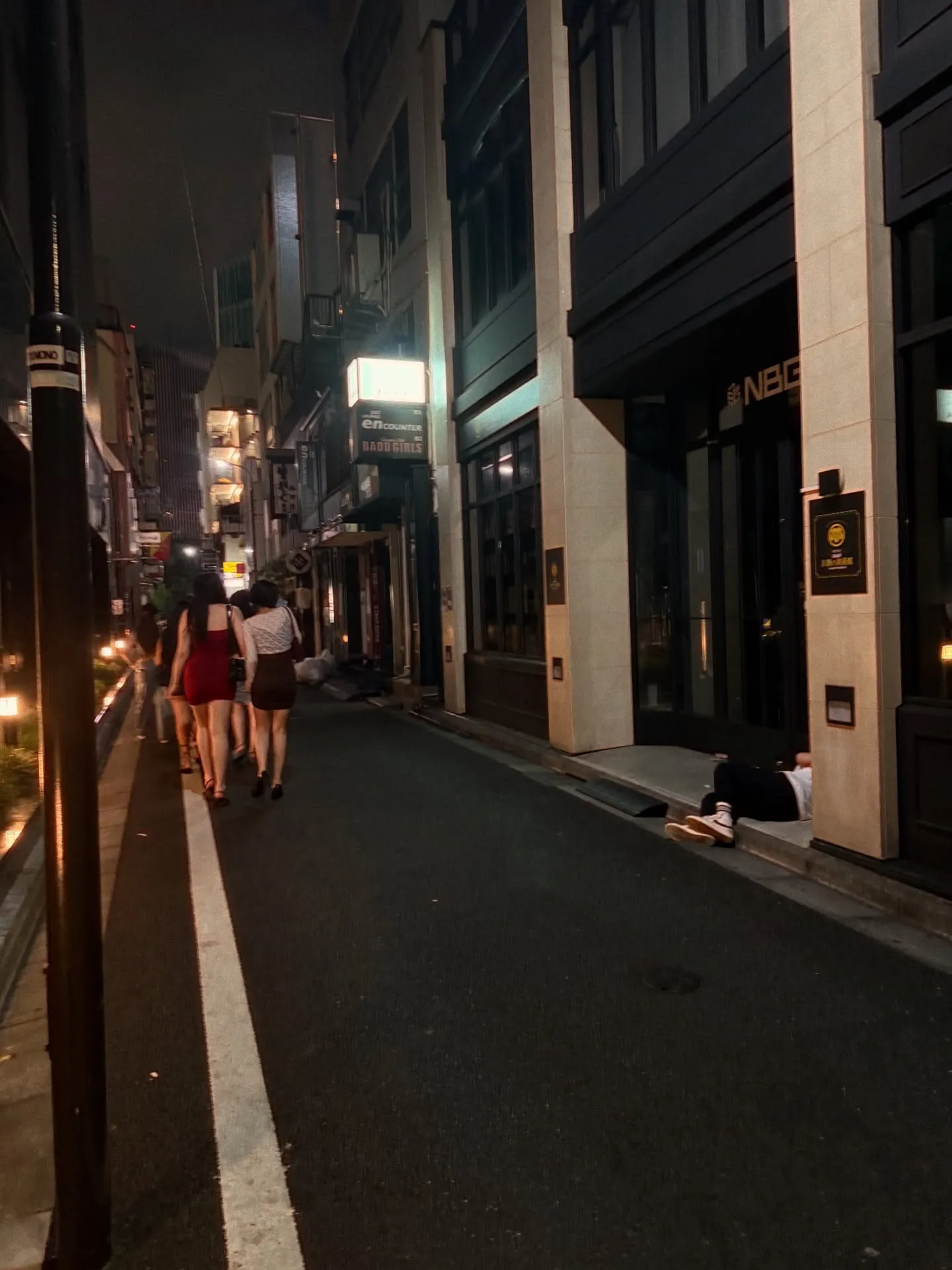 初めてAbhiの階段降りてから徒歩10秒のBarカルマーレへ...